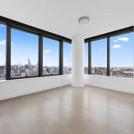 Image 2 - Skyline Tower, 23-15 44th Drive, New York, NY 11101, USA - House for rent