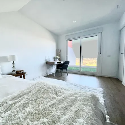 Rent this 4 bed room on Avenida de Portugal in 28939 Arroyomolinos, Spain