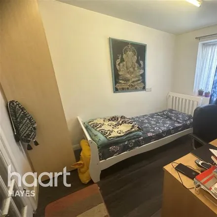 Rent this 1 bed room on Oakleigh Road in London, UB10 9EN
