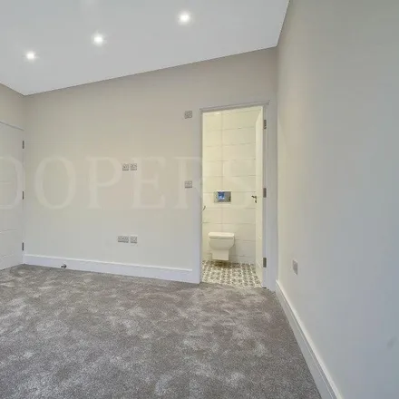 Image 7 - Brook Road, London, NW2 7BJ, United Kingdom - House for rent