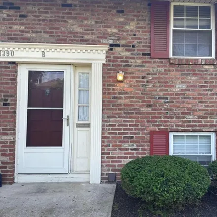 Rent this 2 bed condo on 1492 Bluff Avenue in Grandview Heights, Franklin County