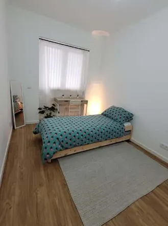 Rent this 3 bed room on Rua Francisco de Holanda in 1600-093 Lisbon, Portugal