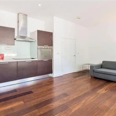 Rent this 5 bed duplex on Bikehangar 184 in College Place, London