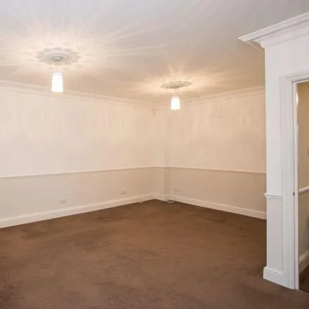 Image 3 - The Grange, Penarth, CF64 3UW, United Kingdom - Townhouse for rent