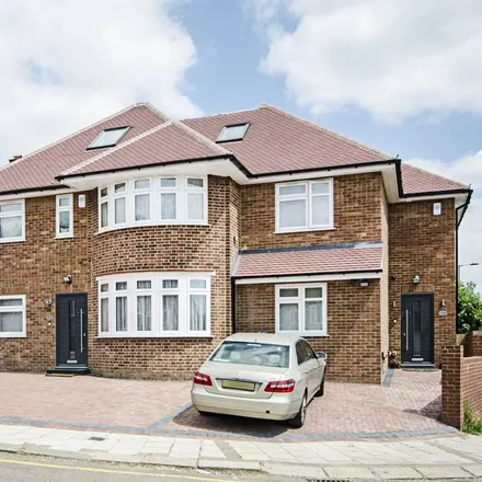 Image 2 - West View, London, NW4 2SY, United Kingdom - House for rent