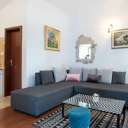 Rent this 2 bed house on 21312 Općina Podstrana