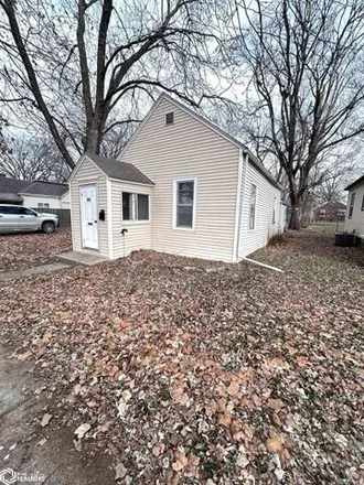 Buy this 2 bed house on 144 North Davis Street in Ottumwa, IA 52501