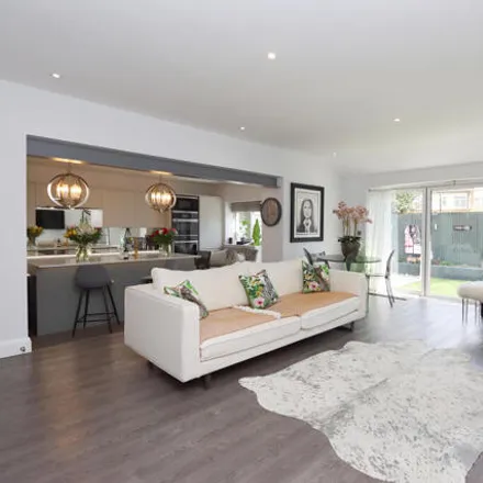 Image 7 - Orchard Way, Chigwell Row, IG7 6EE, United Kingdom - Townhouse for sale
