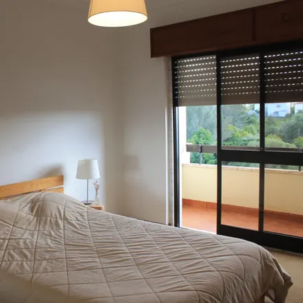 Rent this 4 bed room on Jardim de Infância Nº2 de Sintra in Rua do Vale de São Martinho, 2710-627 Sintra