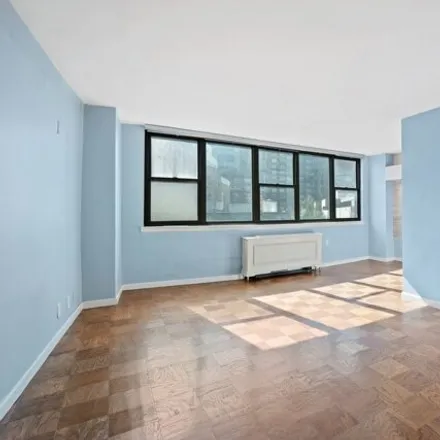 Image 2 - The Parker Crescent, 225 East 36th Street, New York, NY 10016, USA - House for sale