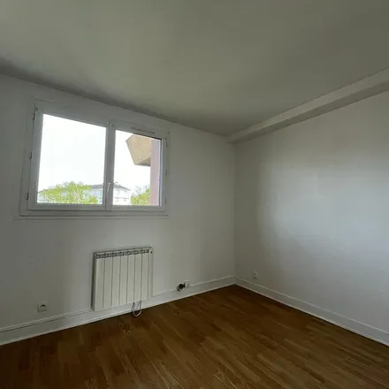Rent this 3 bed apartment on 1 Pavillon de Grille d'Orlea in 92210 Saint-Cloud, France