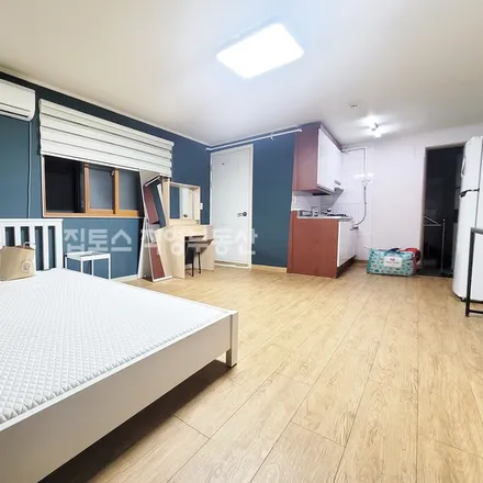 Rent this studio apartment on 서울특별시 송파구 잠실동 243-22