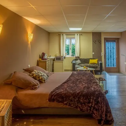 Rent this 1 bed house on 31800 Villeneuve-de-Rivière