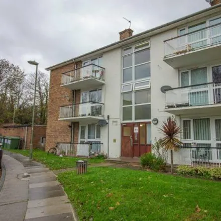 Rent this 2 bed apartment on The Lindens in London, N12 9DL