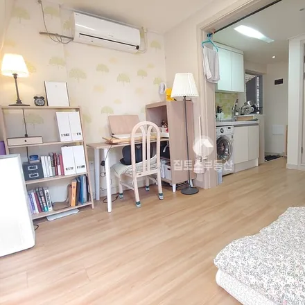 Rent this studio apartment on 서울특별시 송파구 송파동 141-17
