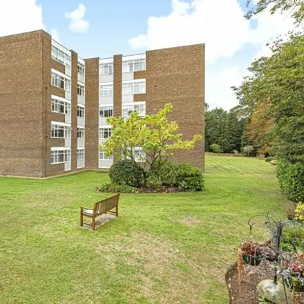 Image 1 - Chilton Court, 15 Station Avenue, Walton-on-Thames, KT12 1NG, United Kingdom - Apartment for sale