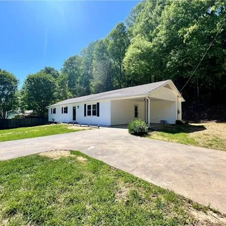 Image 2 - 276 Country Club Rd, Wilkesboro, North Carolina, 28697 - House for sale