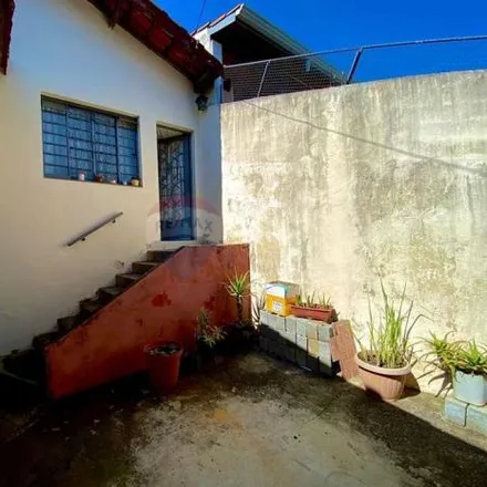Rent this 2 bed house on Rua Benedito Cirineu Mendes in Alvinópolis, Atibaia - SP