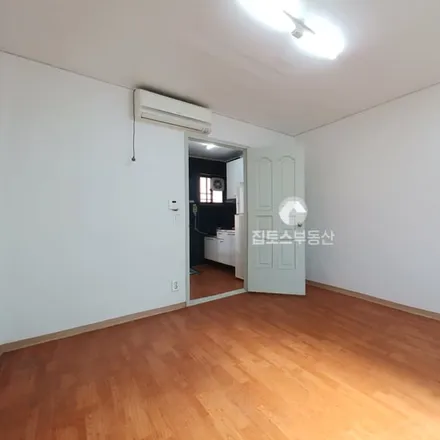 Rent this studio apartment on 서울특별시 송파구 삼전동 66