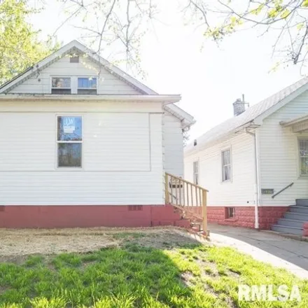 Buy this 3 bed house on 413 East Nebraska Avenue in Peoria, IL 61603