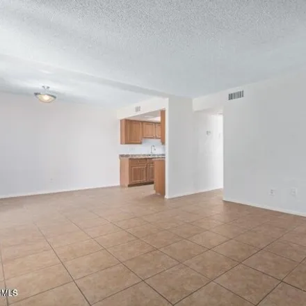 Image 5 - 5472 West Clarendon Avenue, Phoenix, AZ 85031, USA - Apartment for rent