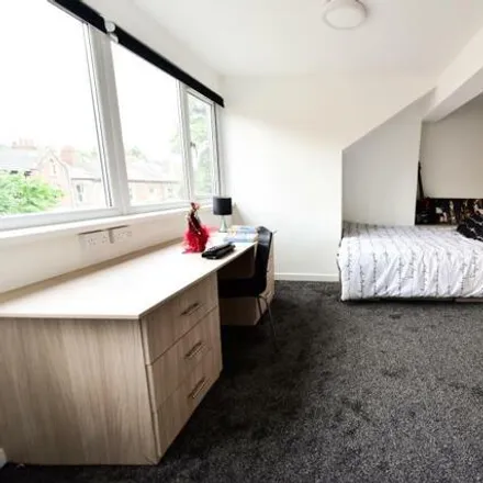 Rent this 6 bed townhouse on High Lea Court in Ebberston Terrace, Leeds