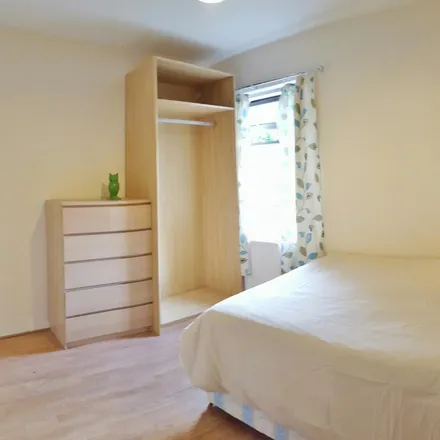 Rent this 5 bed room on 159 Wulfstan Street in London, W12 0AA