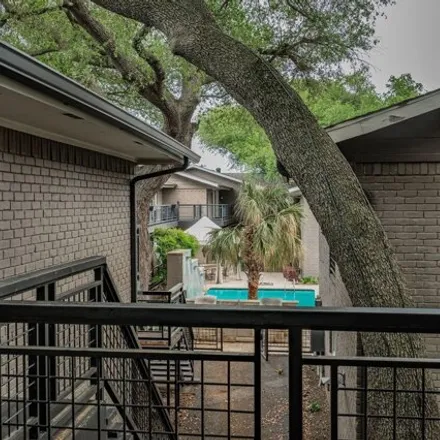 Image 4 - 10231 Regal Oaks Drive, Dallas, TX 75230, USA - Condo for rent