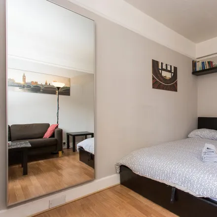 Rent this 3 bed room on 103 Lancaster Road in London, W11 1PR