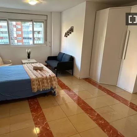 Rent this 5 bed room on Farmacia Hermanos Pinzón in Calle de los Hermanos Pinzón, 2