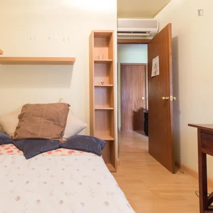 Rent this 4 bed room on Madrid in Calle de Oña, 143