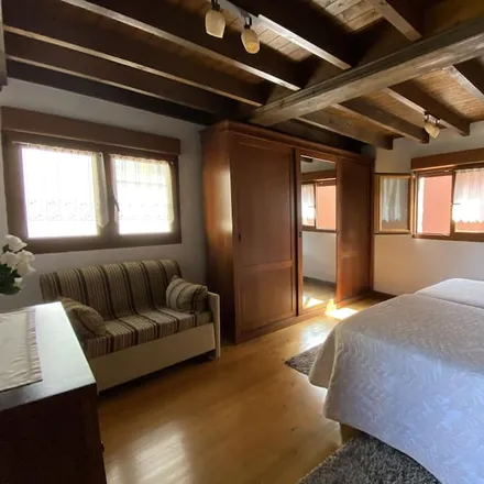 Rent this 1 bed house on Soto de Dueñas in Carretera Irún - La Coruña, 33559 Parres