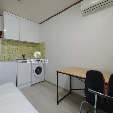 Rent this studio apartment on 서울특별시 관악구 신림동 1519-3