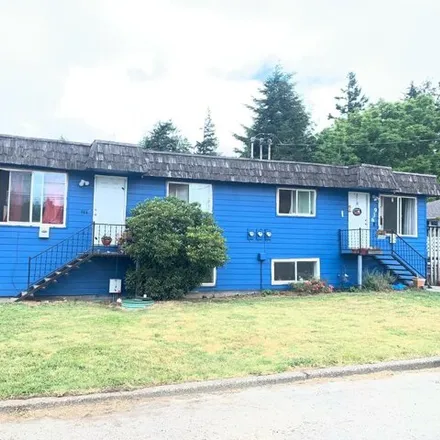 Buy this 8 bed house on 934 State Street in North Bend, OR 97459