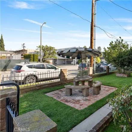 Image 4 - 10888 Blix Street, Los Angeles, CA 91602, USA - House for sale