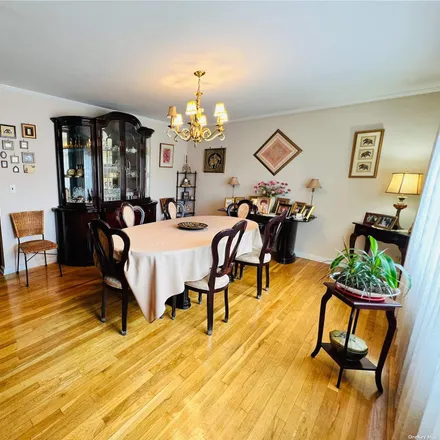 Image 5 - 61-41 70th Street, New York, NY 11379, USA - Townhouse for sale
