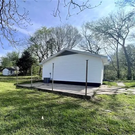 Image 2 - 236 Chickasaw Street, Henryetta, OK 74437, USA - House for sale