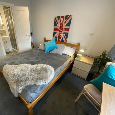 Rent this 5 bed duplex on 85 Beech Grove in Guildford, GU2 7UZ