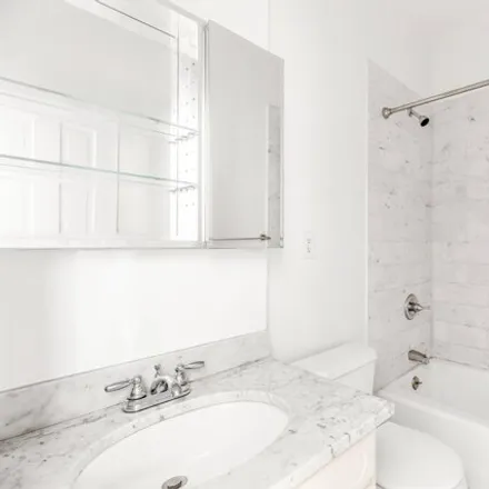 Image 4 - 339 East 82nd Street, New York, NY 10028, USA - Townhouse for sale
