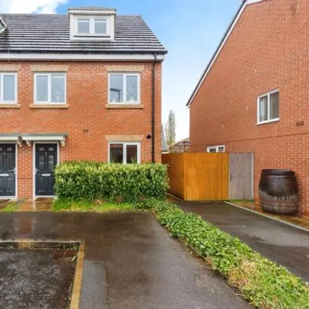 Buy this 3 bed duplex on Greengables Close in Middleton, M24 5TG