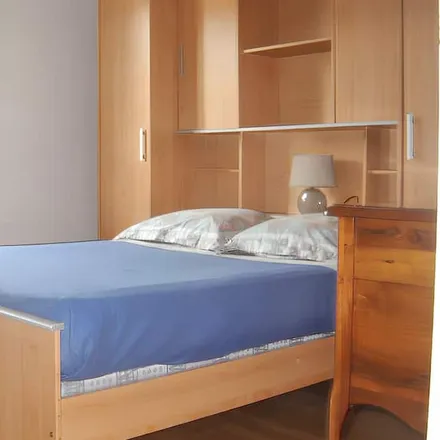 Rent this 2 bed house on Mairie de La Vineuse-sur-frégande in Route des Côtes, 71250 Sandon