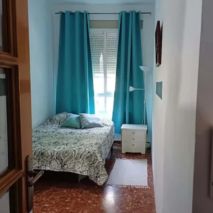 Rent this 4 bed room on Carrer del Marqués de Zenete in 18D, 46007 Valencia