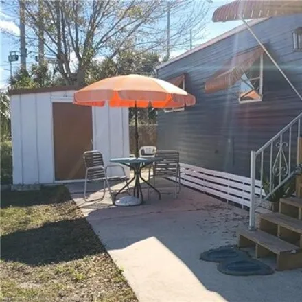Buy this studio apartment on 36 South Street in Highlands County, FL 33870