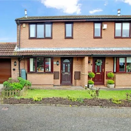 Buy this 3 bed duplex on Oakleafe Drive in Cardiff, CF23 8AL