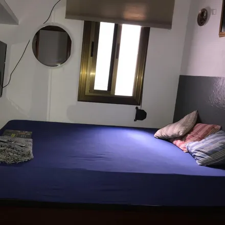 Rent this 3 bed room on Carrer de Beethoven in 31, 08922 Santa Coloma de Gramenet