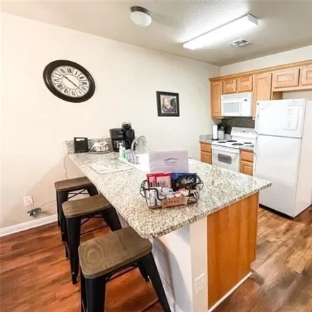 Image 7 - 682 East Mather Street, Summerwood, New Braunfels, TX 78130, USA - Condo for sale