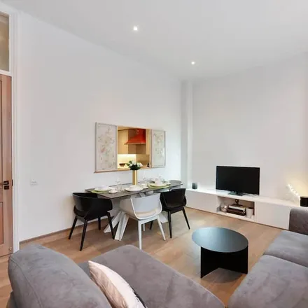 Rent this 2 bed apartment on London