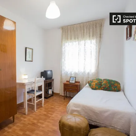 Rent this 5 bed room on Avinguda Doctor Peset Aleixandre in 46025 Valencia, Spain
