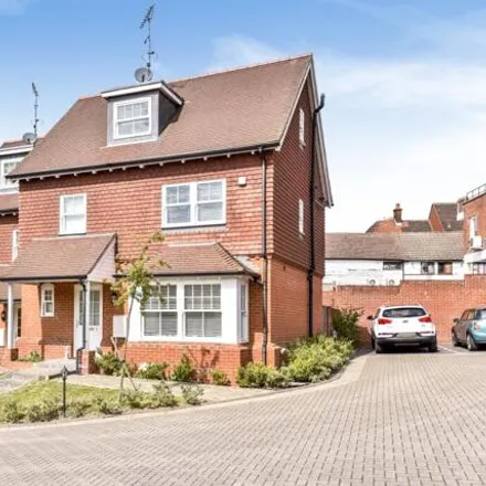 Rent this 4 bed house on Oak Tree Close in Sevenoaks, TN13 1AG