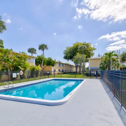 Image 1 - 640 Southeast 2nd Avenue, Shorewood, Deerfield Beach, FL 33441, USA - Apartment for rent